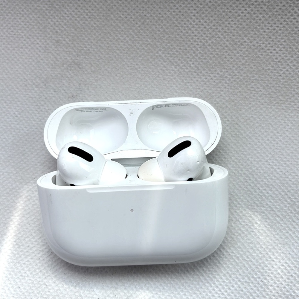 Apple EARPODS pro 2nd gen - sold as is THE RIGHT EARBUDS ISNT WORKING!!!